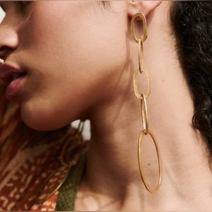 New circle link earrings. Butterfly closure, gold color.